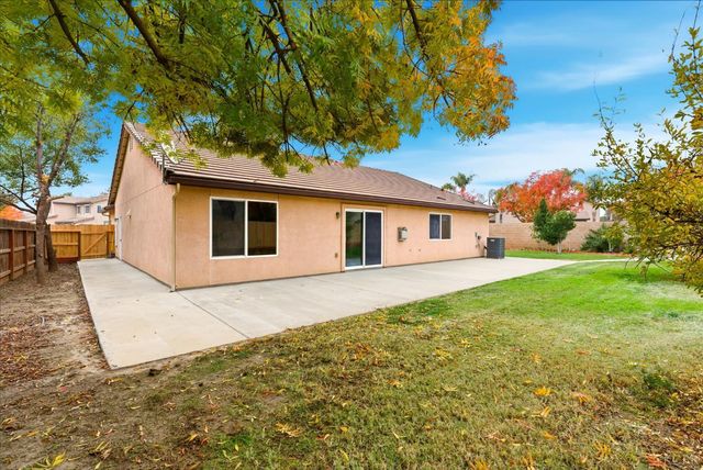 1975 W Tudor Lane, Hanford, CA 93230