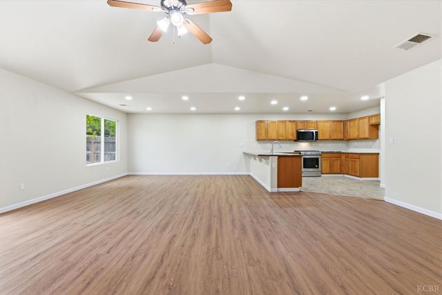 1975 W Tudor Lane, Hanford, CA 93230