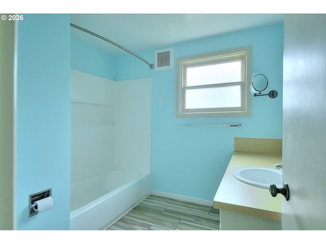 605 FULVUE Dr, Eugene, OR 97405