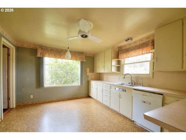 605 FULVUE Dr, Eugene, OR 97405