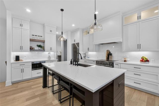 17401 Oakshire Street, Overland Park, KS 66221