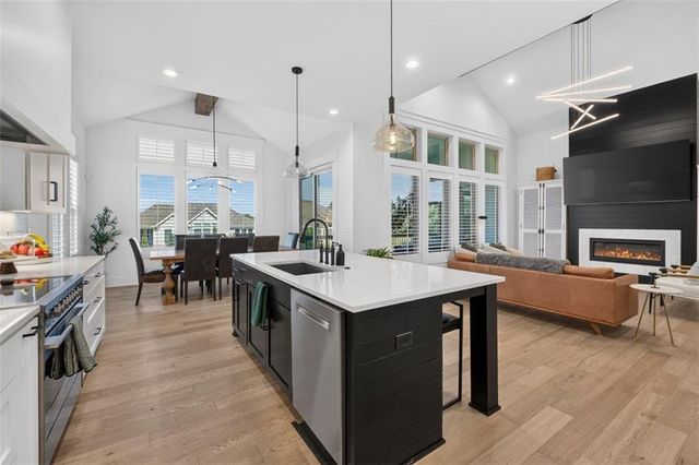 17401 Oakshire Street, Overland Park, KS 66221