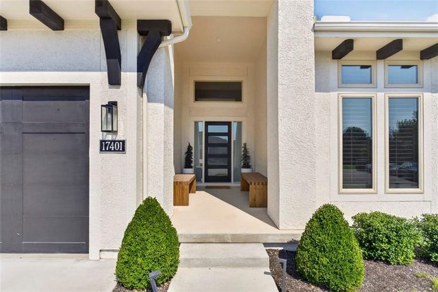 17401 Oakshire Street, Overland Park, KS 66221