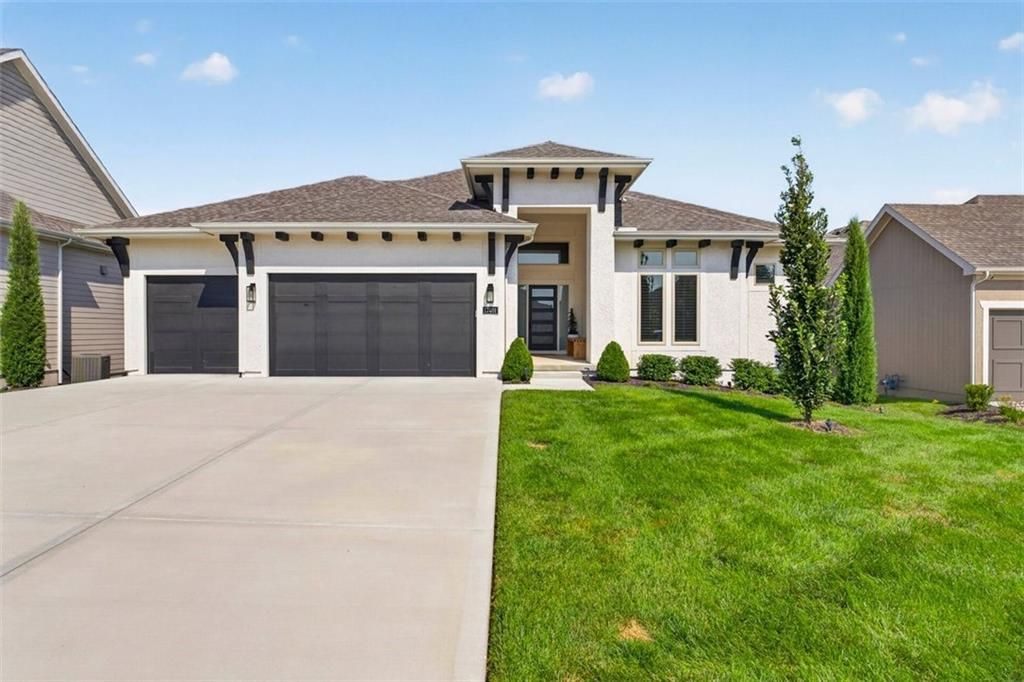 17401 Oakshire Street, Overland Park, KS 66221