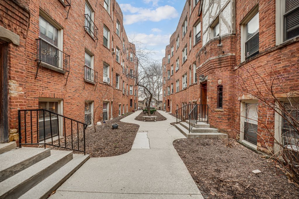 Image 3 of property listing at 4126 N Kedvale Avenue 202, Chicago, IL 60641