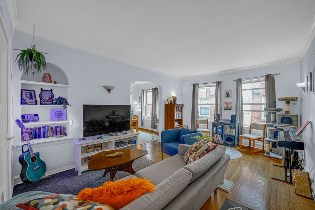 Image 4 of property listing at 4126 N Kedvale Avenue 202, Chicago, IL 60641