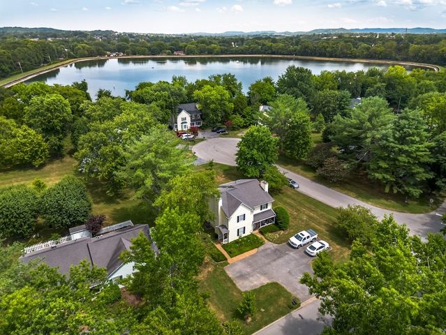 1244 Carriage Park Dr, Franklin, TN 37064