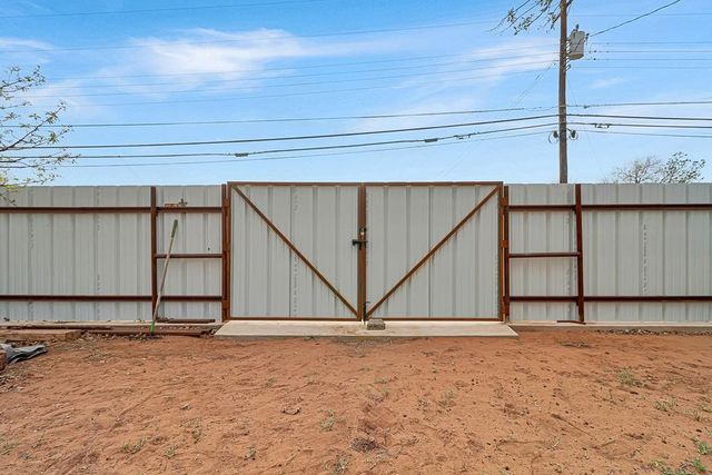 705 NW 4th St, Andrews, TX 79714