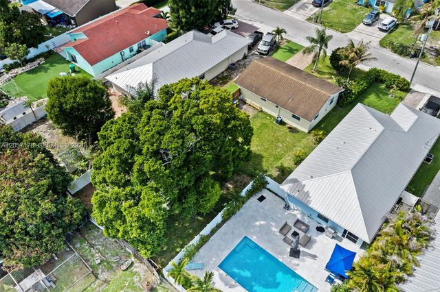 6894 3rd St, Jupiter, FL 33458