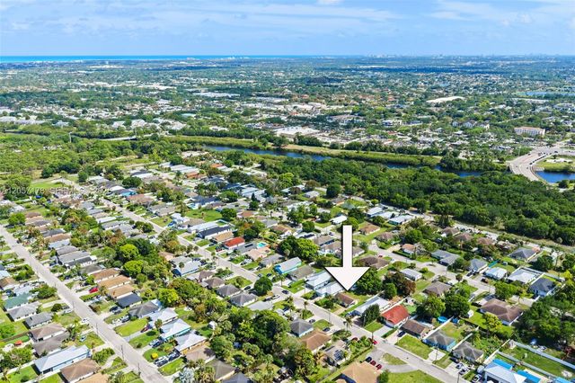 6894 3rd St, Jupiter, FL 33458