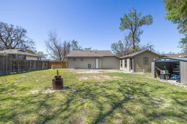 823 Hickory ST, Rockdale, TX 76567
