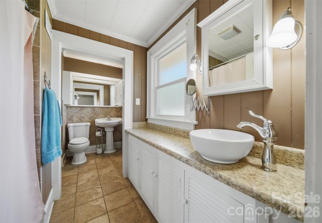 321 16th Avenue NW, Hickory, NC 28601
