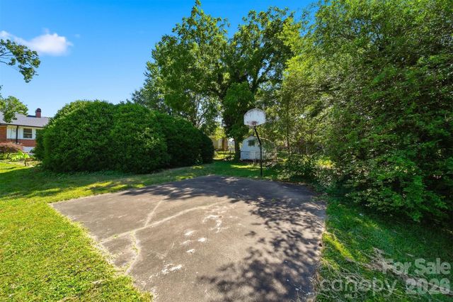 321 16th Avenue NW, Hickory, NC 28601