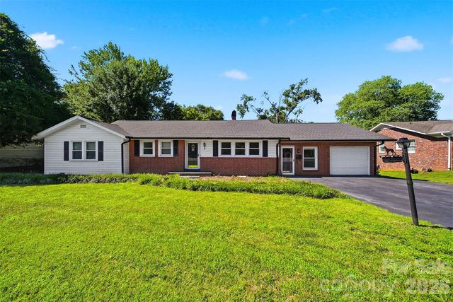 321 16th Avenue NW, Hickory, NC 28601
