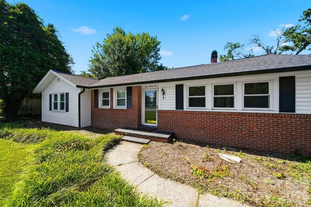 321 16th Avenue NW, Hickory, NC 28601