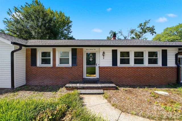 321 16th Avenue NW, Hickory, NC 28601