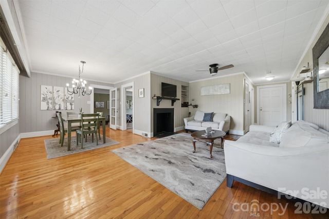 321 16th Avenue NW, Hickory, NC 28601
