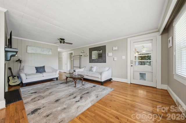 321 16th Avenue NW, Hickory, NC 28601