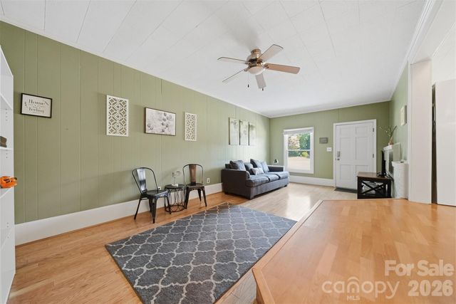 321 16th Avenue NW, Hickory, NC 28601