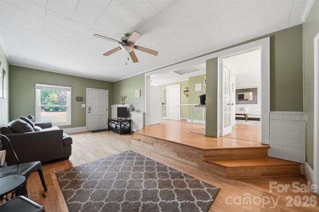 321 16th Avenue NW, Hickory, NC 28601