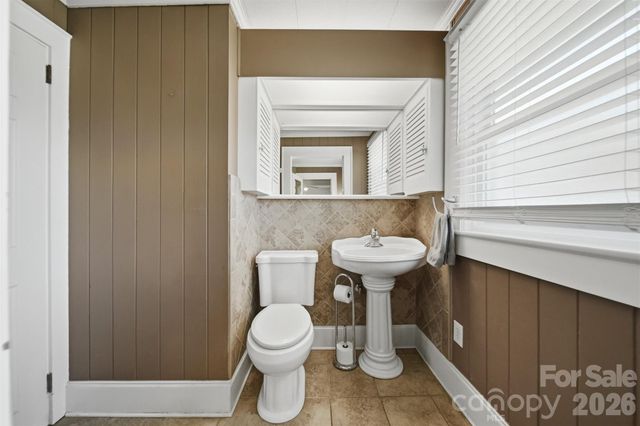 321 16th Avenue NW, Hickory, NC 28601