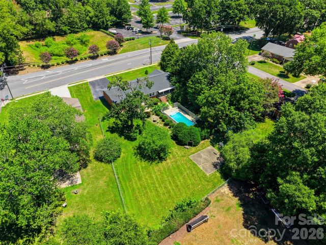 321 16th Avenue NW, Hickory, NC 28601