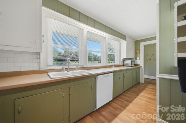 321 16th Avenue NW, Hickory, NC 28601