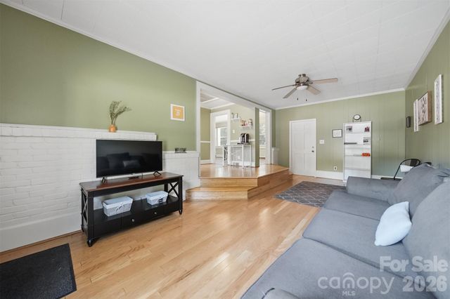 321 16th Avenue NW, Hickory, NC 28601