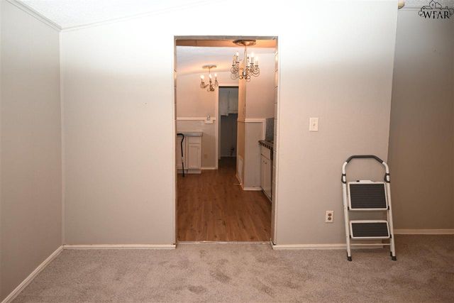 801 N AVENUE C, Burkburnett, TX 76354