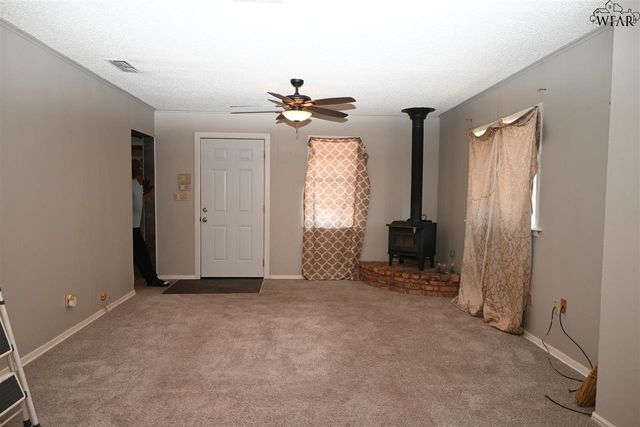 801 N AVENUE C, Burkburnett, TX 76354