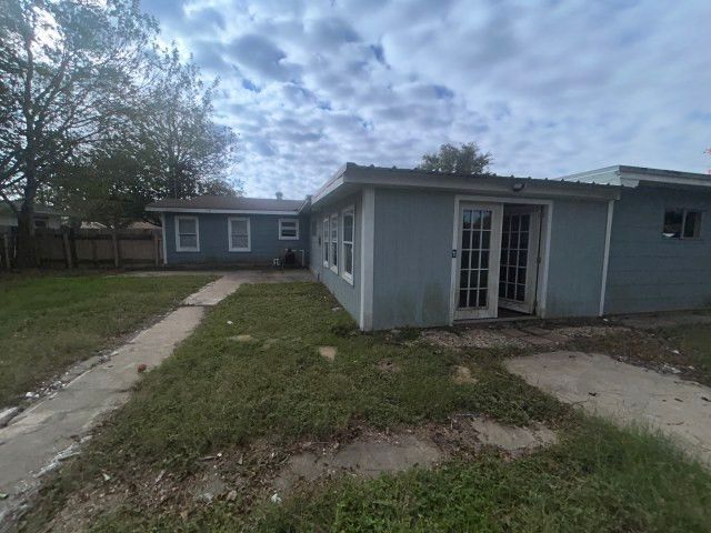 2302 E Mistletoe Avenue, Victoria, TX 77901