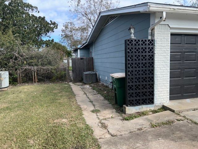 2302 E Mistletoe Avenue, Victoria, TX 77901