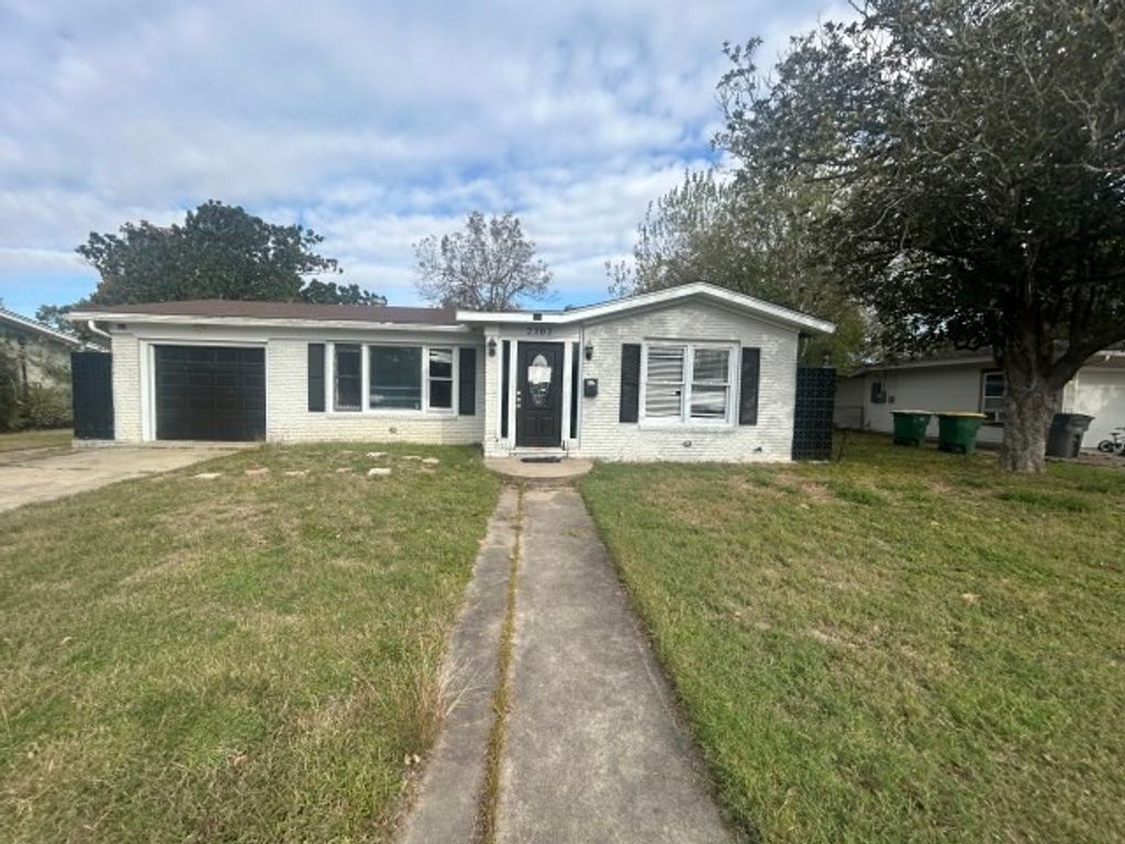 2302 E Mistletoe Avenue, Victoria, TX 77901
