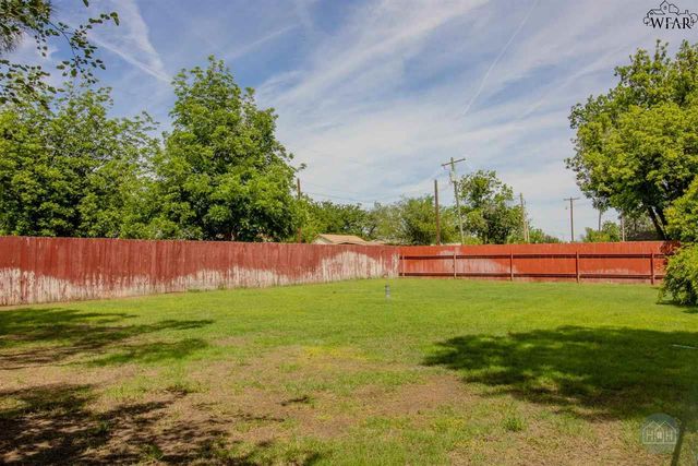 2302 12TH STREET, Vernon, TX 76384