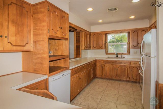 2302 12TH STREET, Vernon, TX 76384