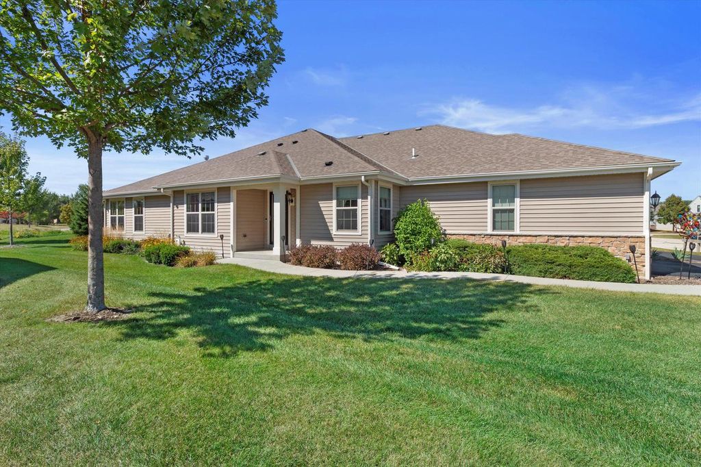 2708 Portage CIRCLE, Waukesha, WI 53189