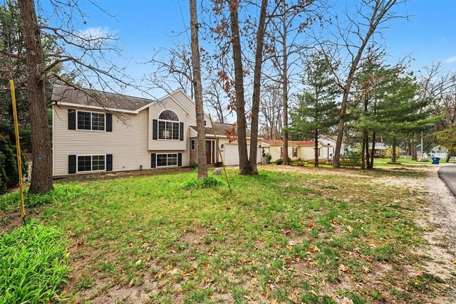 8433 Cochise Drive, Howard City, MI 49329