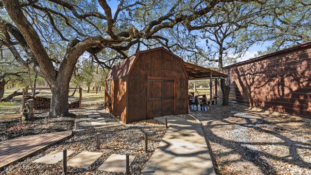 828 Shady Grove, Adkins, TX 78101