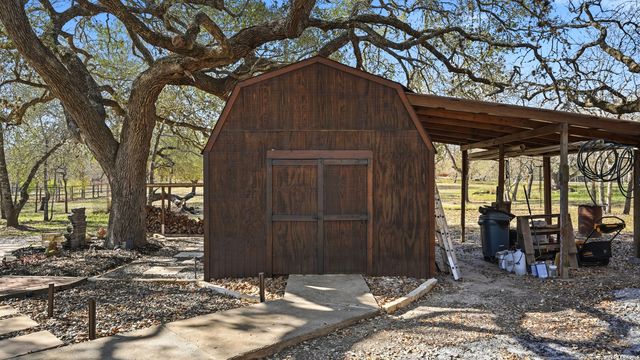 828 Shady Grove, Adkins, TX 78101