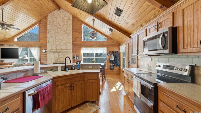 828 Shady Grove, Adkins, TX 78101