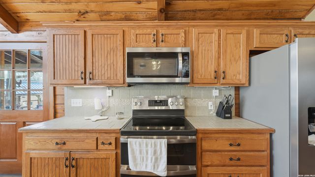 828 Shady Grove, Adkins, TX 78101