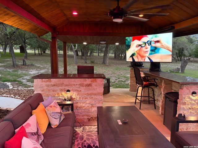 828 Shady Grove, Adkins, TX 78101