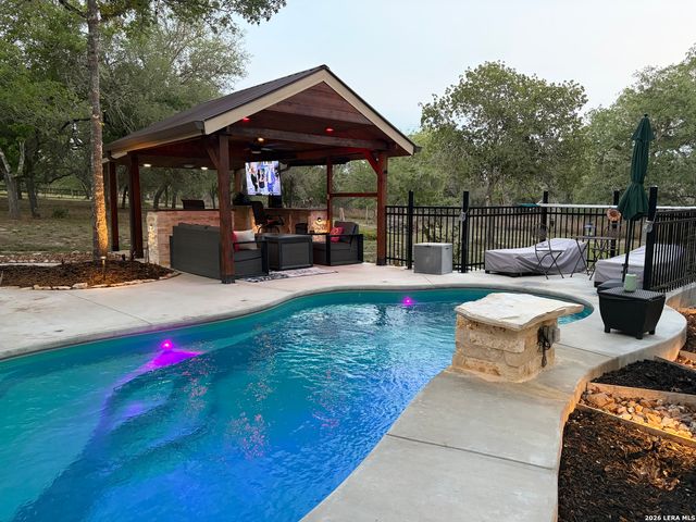 828 Shady Grove, Adkins, TX 78101