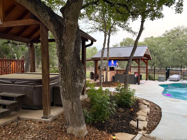 828 Shady Grove, Adkins, TX 78101
