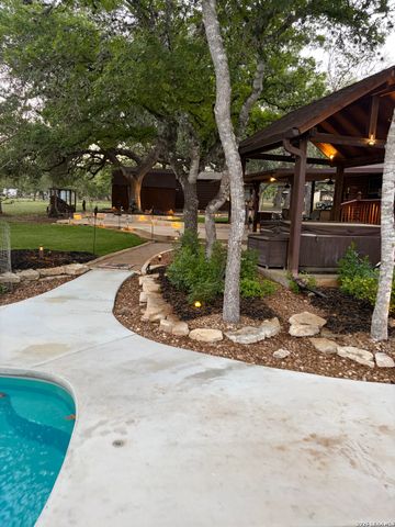 828 Shady Grove, Adkins, TX 78101
