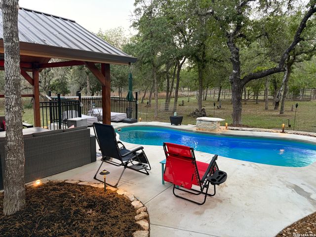828 Shady Grove, Adkins, TX 78101