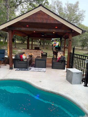 828 Shady Grove, Adkins, TX 78101