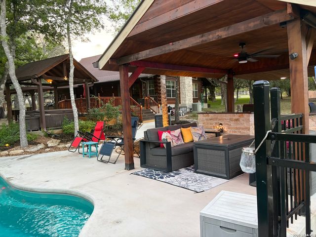 828 Shady Grove, Adkins, TX 78101