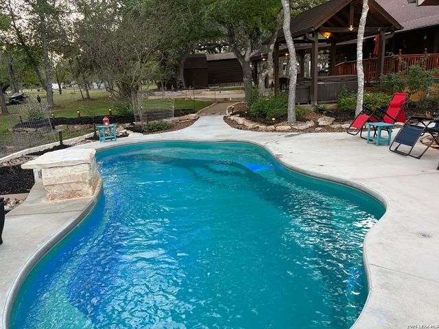 828 Shady Grove, Adkins, TX 78101