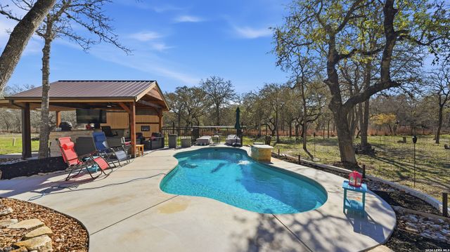 828 Shady Grove, Adkins, TX 78101